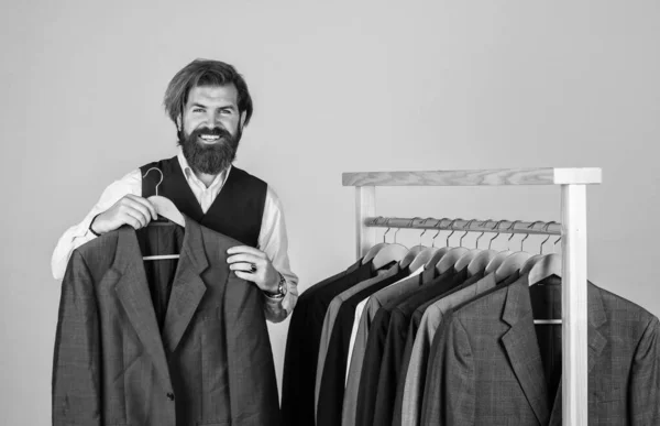 フォーマルなスーツ、ツイードジャケットのコンセプトを示す髭の男コレクターのヴィンテージ服 — ストック写真