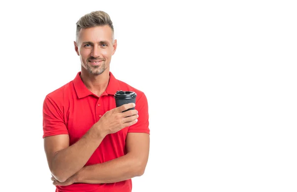 Chico feliz en camiseta roja casual sosteniendo taza desechable con té para llevar aislado en blanco — Foto de Stock