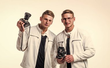 Erkek arkadaşlığı. Erkek arkadaş. Retro fotoğraf makinesi olan iki kuzen. Genç kendine güvenen kardeşler