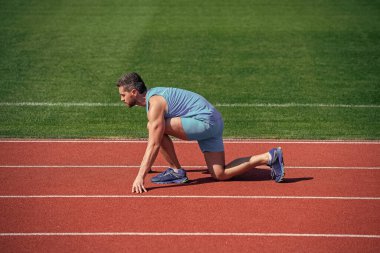 Kaçak gitmeye hazır. Sporcu, stadyumda yarışmaya hazır ol. Yeni başlayanlar için ipuçları çalıştırılıyor.