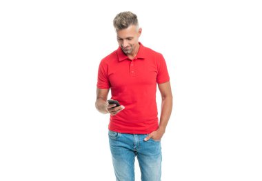 Kırmızı tişörtlü adam beyaz arka planda izole akıllı telefondan mesaj yolluyor.