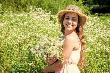 Her zamankinden daha güzel bir çiçek. Papatya tarlasında mutlu kız gülümsemesi. Küçük kız çocuğu doğal manzara. Güzellik bakışı. Kuaför salonu. Moda tarzı. Yaz tatili