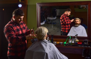 Taze saç kesimi. Kuaför aletleri. Çoğu stilist sen sormadıkça fikir vermez. Saçları boyalı bir adam. Berber berber dükkanı. Hippi saç tıraşı oluyor. Berber kozmetik. Makas kesme