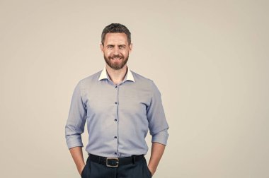 Formalite icabı tıraş edilmemiş erkek işveren veya ofis yöneticisi, kopya alanı, yönetici