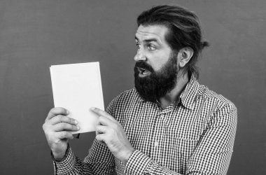 Şuna bak. gayri resmi eğitim. Olgun öğretmenin kitap okumasına şaşırdım. Acımasız sakallı adam sınıfta not defteriyle çalışıyor. Sınava hazırlan. Ders üzerine ders veren üniversite hocası. Okula geri dön.