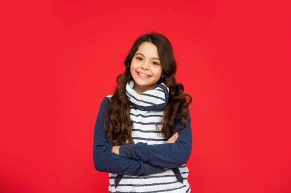 Retrato de un niño con ropa de abrigo. expresar emociones positivas. moda de invierno. — Foto de Stock