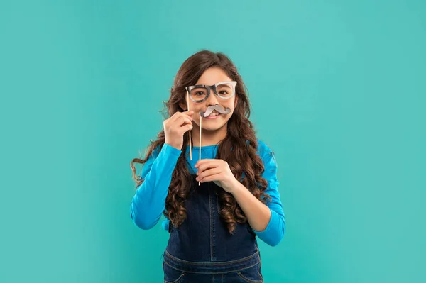 Gelukkig kind met krullend haar hold partij accessoire van bril en snor, partij — Stockfoto