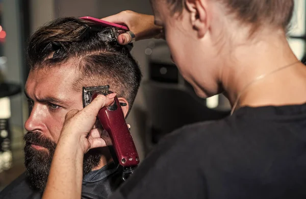 Berber dükkanındaki erkek ile berber stili sakallı, kişisel kuaför.