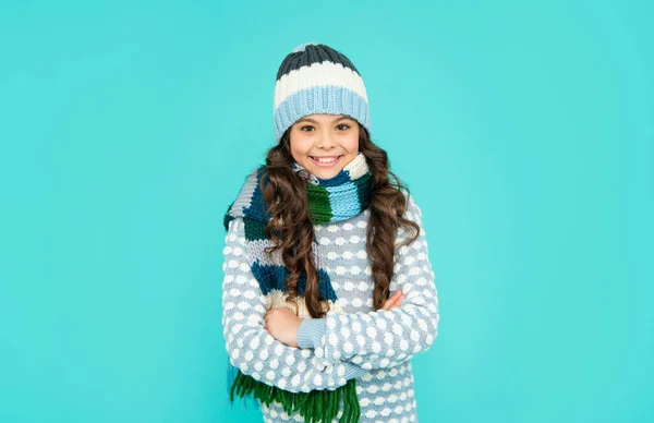 Menina adolescente no fundo azul. retrato de criança vestindo roupas quentes. — Fotografia de Stock