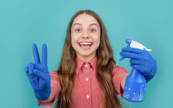 Glückliches Kind in Gummihandschuhen mit Sprühflasche auf blauem Hintergrund mit selektivem Fokus. Frieden — Stockfoto