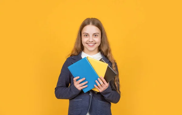 Chica feliz con el dedo del microscopio en el fondo amarillo con espacio de copia. — Foto de Stock