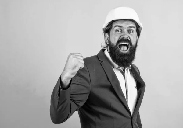 Maduro engenheiro homem de terno e capacete gritando e sentir felicidade sobre negócio bem sucedido, sucesso — Fotografia de Stock
