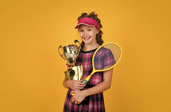 スポーツの成功。スポーツウェアの幸せな10代の女の子が賞を受賞しました。チャンピオンシップカップ. — ストック写真