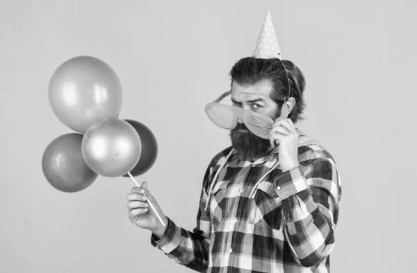 Man hipster med fashionabla preparerat hår och skägg hålla part ballonger, fest — Stockfoto