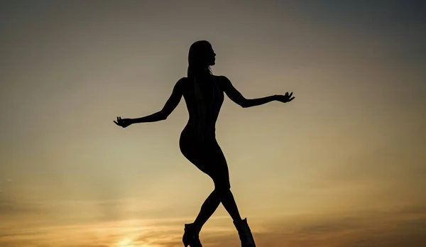 Corpo feminino perfeito. sensualidade. silhueta feminina ao pôr do sol. mulher dança no escuro. — Fotografia de Stock