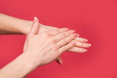 Manikürlü ve pürüzsüz ciltli kadın elleri.