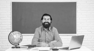 Neşeli adam uzaklığı video konferans görüşmesinde evden öğreniyor, internet kamerası çevrimiçi öğretmenle sohbet ediyor.