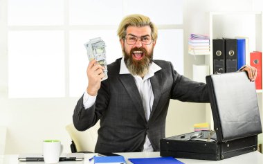 Finansal danışmanlık. Mali müşavir. Finansal başarı. Nakit ciro ve vergi ödemesi. Nakit parası olan bir iş adamı. Erkek işyeri sahibi ofisi. Banka hesabı oluştur. Kredi ve nakit kavramı