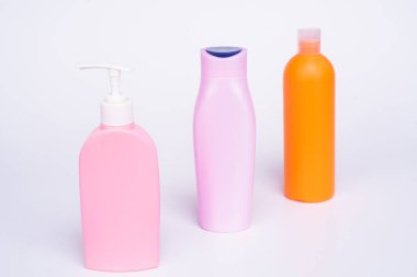 Eşsiz ambalaj. Beyaza izole edilmiş tuvalet malzemeleri şişeleri. Şampuan, saç kremi ve losyon şişeleri sıraya dizildi.