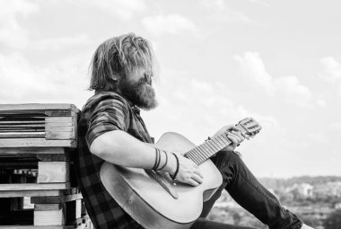 Rahatlama zamanı. Kareli gömlekli sakallı adam şarkı söylüyor. Müzisyen müzisyen. müzik teli enstrümanı. Olgun karizmatik erkek gitarist. Sakallı ve bıyıklı adam gitar çalıyor.