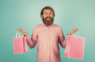 Benim için. Erkek alışverişe gider. Başarılı bir alışveriş koliği. Sakallı adam tatile hazır. Satış ve indirim. Sakallı olgun hippi hediye paketi. Yetenekli vahşi Kafkas hippisi.