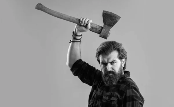 Muito sério. masculinidade. barbearia e cabeleireiro. Um tipo brutal com barba comprida. brutal maduro hipster desgaste xadrez camisa. tendências casuais e ganga. Um homem bonito. carisma masculino e brutalidade — Fotografia de Stock