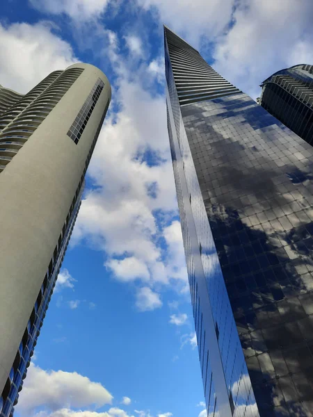Moderní mrakodrapy městské architektury na oblačné obloze ve městě Sunny Isles, USA — Stock fotografie