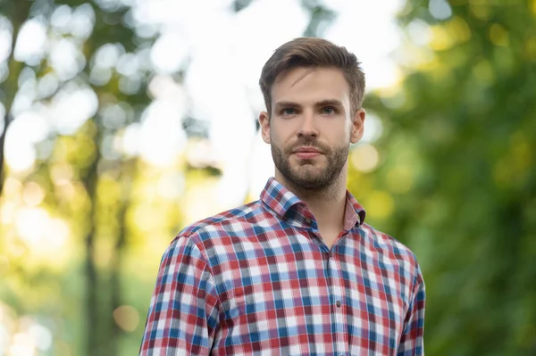 Jeune homme en chemise à carreaux extérieur, espace de copie — Photo