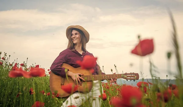 Dame porter chemise à carreaux et chapeau dans le champ de fleurs. chanteur de musique country. femme dans le champ de pavot — Photo