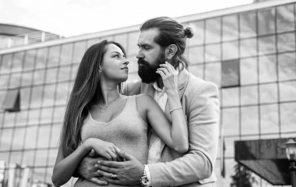 Fashionabla kärleksfulla unga par omfamna på stadens gata njuter av relationer tillsammans, kärlek och romantik — Stockfoto