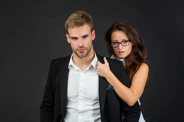Framgångsrik affärsman och sexuell affärskvinna på svart bakgrund, relationer — Stockfoto