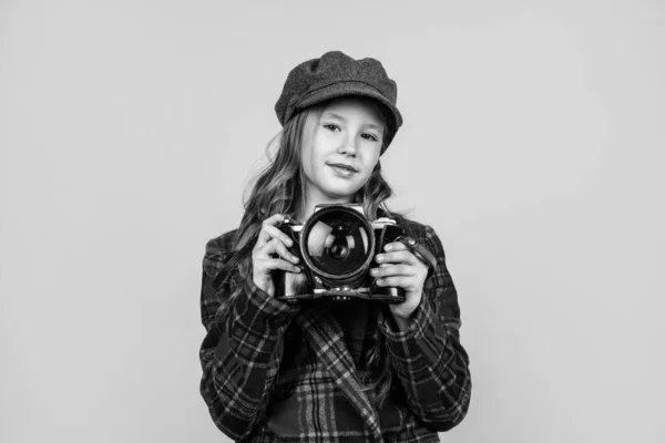 Vidám gyermek fejfedő és kockás kabát használata vintage kamera, retro fényképezés — Stock Fotó