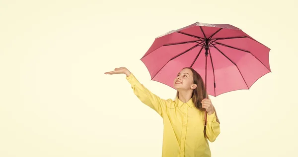 Bambino in cappello con ombrello rosa. stagione autunnale. previsioni del tempo piovoso. torna a scuola — Foto Stock
