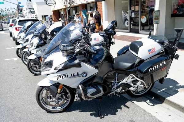 Long Beach, Califórnia EUA - 31 de março de 2021: polícia de Tustin BMW R 1250 RT motos. bicicletas estacionadas — Fotografia de Stock