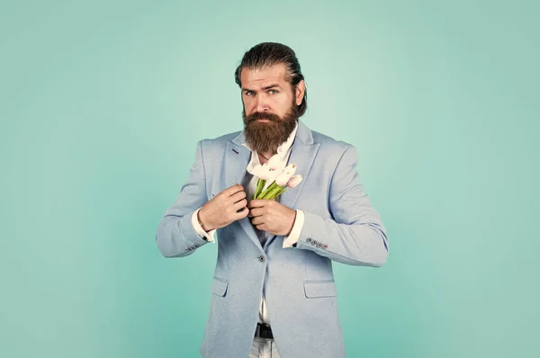 L'homme partage des fleurs de tulipes. cadeau naturel pour elle. célébrer les fêtes. homme aux fleurs printanières. Bouquet de tulipes fraîches. L'homme tient un bouquet de tulipes. joyeuse Saint-Valentin. Présent pour vous — Photo