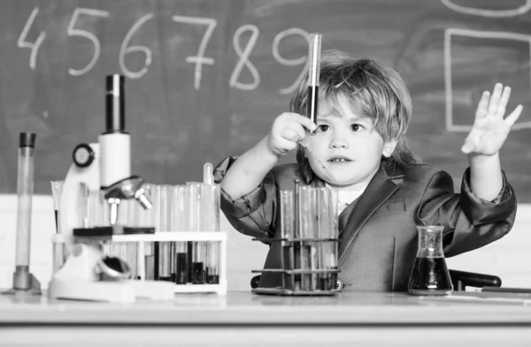 Μάθε για το μέλλον. Βιολογία. δοκιμαστικούς σωλήνες με υγρό για έρευνα. μικρό αγόρι χρησιμοποιούν μικροσκόπιο στο μάθημα. αποτέλεσμα. Ιατρικό. Μικρό έξυπνο παιδί. Μικρό αγόρι σπουδάζει χημεία. Η χημεία έχει πλάκα. — Φωτογραφία Αρχείου