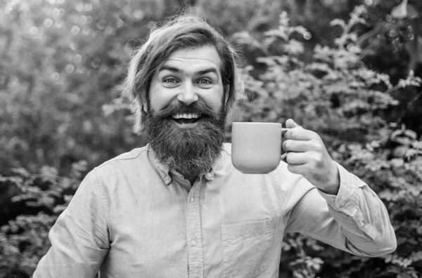 L'uomo barbuto beve bevande. hipster maturo con barba bere caffè. brutale hipster caucasico tenere tazza di tè. maschio mattina perfetta. felice uomo d'affari in camicia con tazza — Foto Stock