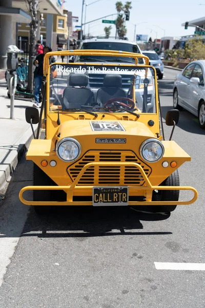 Long Beach, Californië Verenigde Staten - 31 maart 2021: promotie corporate mini Moke auto Ricardo de makelaar — Stockfoto