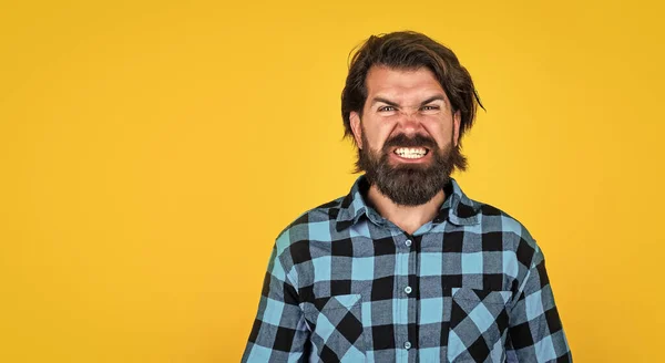 Bravo macho com barba mostrar dentes expressando raiva, emoções negativas — Fotografia de Stock