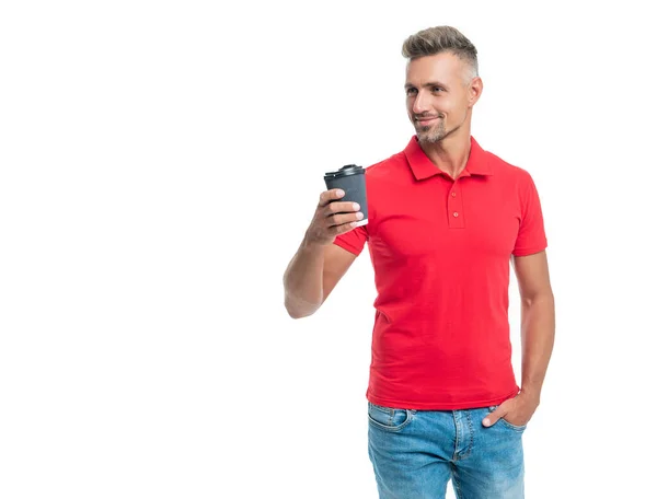 Glücklicher Kerl in lässigem rotem T-Shirt mit Einwegbecher und Kaffee zum Mitnehmen — Stockfoto