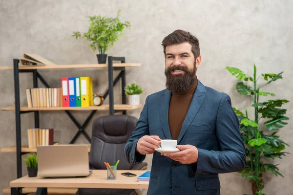Sorridente imprenditore maturo in giacca avendo pausa caffè in ufficio, successo — Foto Stock