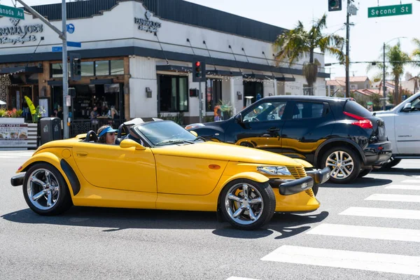 Long Beach, Kaliforniya ABD - 31 Mart 2021: Sarı Chrysler Plymouth Prowler 'ın lüks arabası