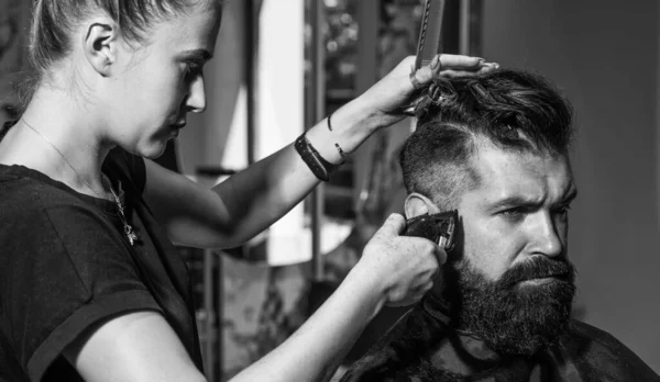 Estilo en acción. brutal hipster con bigote haciendo nuevo peinado. barbería. peinado de moda masculino. corte de pelo perfecto con cuchilla de afeitar. Peluquero maestro cortar el pelo. hipster maduro con barba en peluquería — Foto de Stock