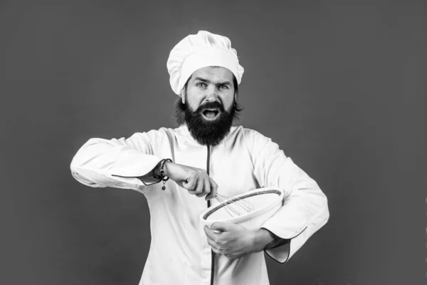 Professionnel restaurant barbu cuisinier homme tenir batteur, cuisine avec passion — Photo
