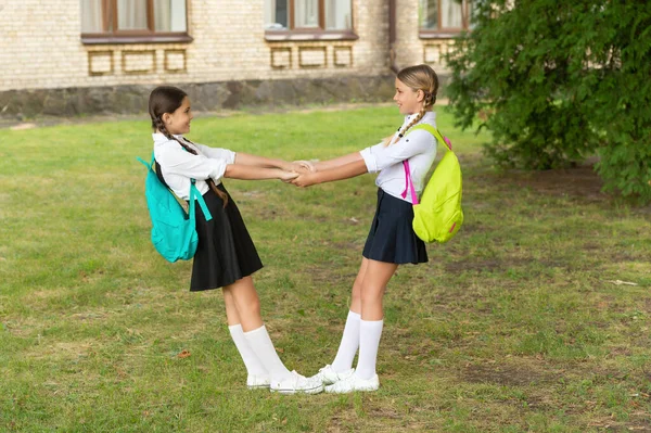 Bambini felici che ballano insieme nel parco dopo la scuola — Foto Stock