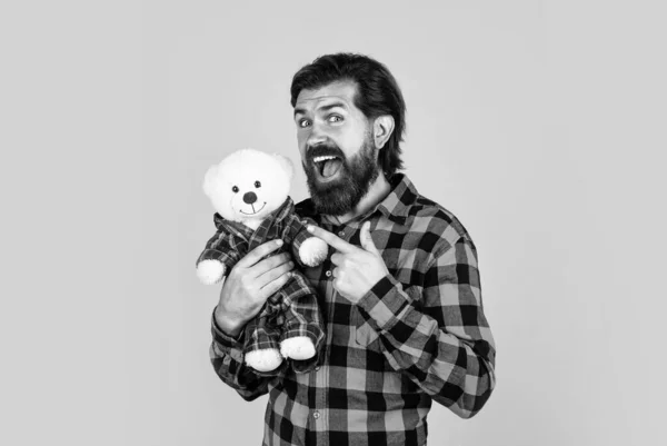 Красивий хлопець хіпстер з вусами і бородою тримає іграшку, щастя — стокове фото