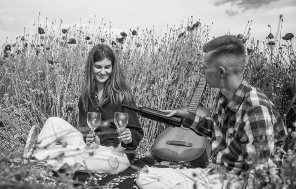 Feliz casal apaixonado relaxar em belo campo de flor de papoula com guitarra acústica, serenata de música — Fotografia de Stock