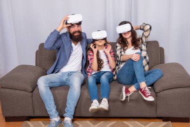 pozitif ebeveynler ve çocuklar evde video oyunu ve video gözlükleriyle vakit geçiriyorlar.