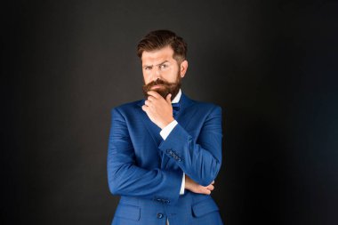 Smokin papyonlu ciddi bir adam. Siyah arka planda resmi giyinen garson. resmi moda.