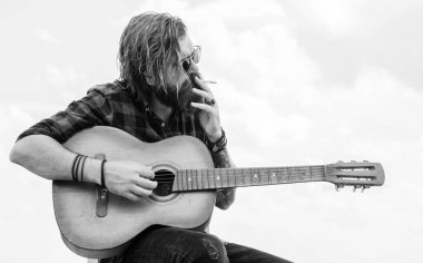 Akustik gitarist. Sakallı olgun hippi müzisyen. Gitar çalan vahşi beyaz adam. Country müziği. Sakallı adam şarkı söylüyor. Yakışıklı şarkıcı ve gitarist.